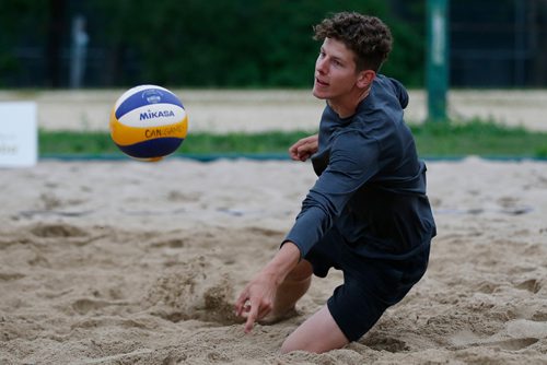 JOHN WOODS / WINNIPEG FREE PRESS
Dan Thiessen, Manitoba beach volleyball player, practices for the Canada Summer Games Tuesday, July 11, 2017.