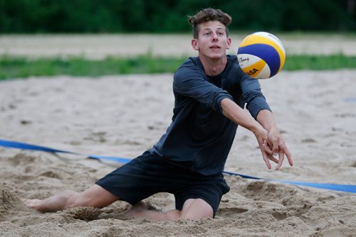 JOHN WOODS / WINNIPEG FREE PRESS
Dan Thiessen, Manitoba beach volleyball player, practices for the Canada Summer Games Tuesday, July 11, 2017.