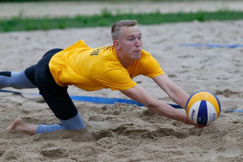 JOHN WOODS / WINNIPEG FREE PRESS
Ben Hooker, Manitoba beach volleyball player, practices for the Canada Summer Games Tuesday, July 11, 2017.