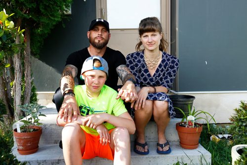 JUSTIN SAMANSKI-LANGILLE / WINNIPEG FREE PRESS
Joey Cowan poses on his front door step with Jessica Schmidt and his son Jackson Wednesday. Manitoba Housing says that Cowan has to remove the raised garden he built in his front yard as it is a hazard for young children and gardens belong in the backyard yard only.
170712 - Wednesday, July 12, 2017.