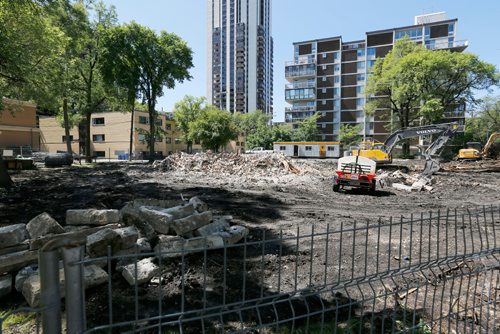 JUSTIN SAMANSKI-LANGILLE / WINNIPEG FREE PRESS
The 109 year old Dennistoun House on Roslyn Rd. was demolished Thursday to make way for a seven-storey, 77-unit residential apartment tower.
170713 - Thursday, July 13, 2017.