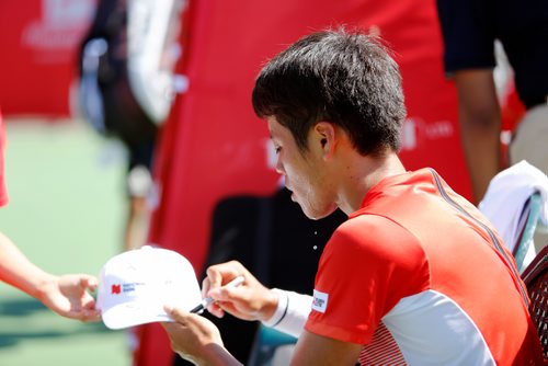 JUSTIN SAMANSKI-LANGILLE / WINNIPEG FREE PRESS
Japan's Yusuke Takahashi sings autographed for fans following his match against Israel's Edan Leshem at the Challenger Tour Friday.
170714 - Friday, July 14, 2017.
