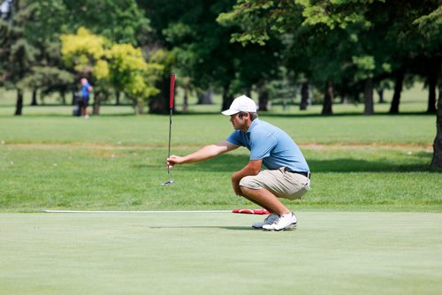 JUSTIN SAMANSKI-LANGILLE / WINNIPEG FREE PRESS
Brady Bandura sights in his next putt during first round play of the Manitoba Men's Amateur Championships at Selkirk Golf and Country Club.
170717 - Monday, July 17, 2017.