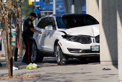 JOHN WOODS / WINNIPEG FREE PRESS
Police investigate an MVC with a cyclist or pedestrian at the intersection of Carlton St and St Mary Ave Monday, July 17, 2017.