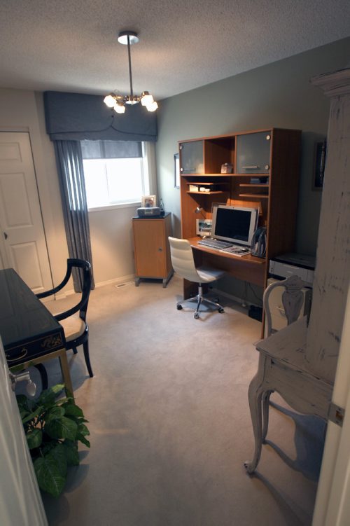 JOE BRYKSA / WINNIPEG FREE PRESS154 Golden eagle Drive- Main Floor bedroom/Study-  July 17 , 2017 -( See Todd Lewys story)