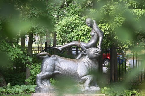 JOE BRYKSA / WINNIPEG FREE PRESSThe Leo Mol Sculpture garden in Assiniboine Park which opened in 1992- Statue named Europa  July 21 , 2017 -( See Jens story)