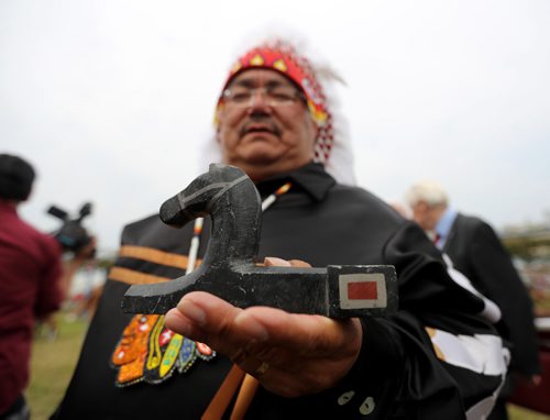 TREVOR HAGAN / WINNIPEG FREE PRESS
Peguis Chief Glenn Hudson with a pipe that once belonged to Chief Peguis, Friday, July 21, 2017.