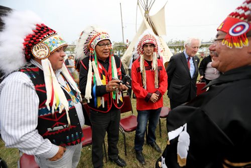 TREVOR HAGAN / WINNIPEG FREE PRESS
Southern Grand Chief Jerry Daniels, Brokenhead Chief Jim Bear, AMC Grand Chief Arlen Dumas, Lord Selkirk and Peguis Chief Glenn Hudson with a pipe that once belonged to Chief Peguis, Friday, July 21, 2017.