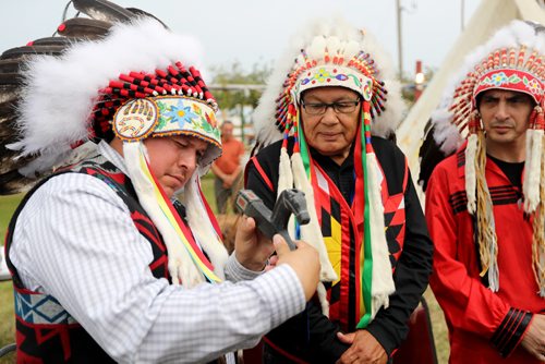 TREVOR HAGAN / WINNIPEG FREE PRESS
Southern Grand Chief Jerry Daniels, Brokenhead Chief Jim Bear, and AMC Grand Chief Arlen Dumas, with a pipe that once belonged to Chief Peguis, Friday, July 21, 2017.