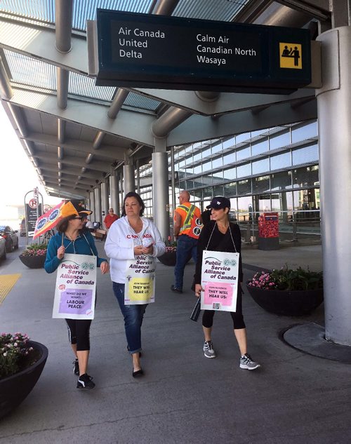 BORIS MINKEVICH / WINNIPEG FREE PRESS
Workers picket at the Richardson International Airport on Monday morning. Winnipeg airport workers began a strike after failing to reach a tentative agreement with the Winnipeg Airports Authority. WAA   BEN WALDMAN STORY. July 24, 2017