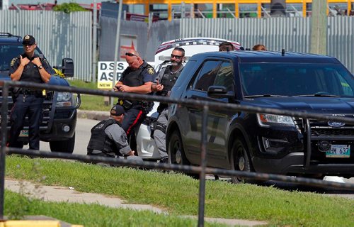 BORIS MINKEVICH / WINNIPEG FREE PRESS
Police shooting scene on Archibald between Messier Street and Kavanagh Street. July 24, 2017