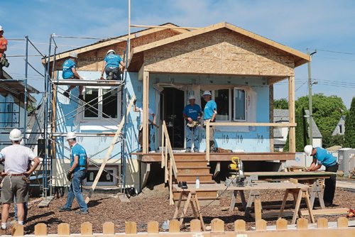 Canstar Community News July 14, 2017 - Habitat for Humanity houses almost done on Lyle Street. July 12, 2017 - Volunteers help build houses for Habitat for Humanitys project in Winnipeg. (LIGIA BRAIDOTTI/CANSTAR COMMUNITY NEWS/TIMES)