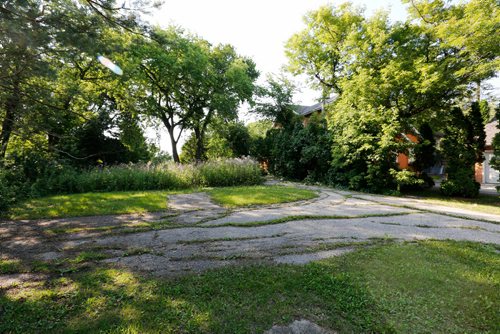 JUSTIN SAMANSKI-LANGILLE / WINNIPEG FREE PRESS
An empty lot at 2090 Henderson Hwy. is seen Thursday. A condo project has been proposed for the property, but Darrell and Cheryl Pakosh, who live next to it, have been fighting against it in city hall.
170727 - Thursday, July 27, 2017.