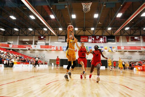 JUSTIN SAMANSKI-LANGILLE / WINNIPEG FREE PRESS
Team Manitoba's Nina Becker heads for the net with two Ontario players close behind during Saturday's women's basketball game.
170729 - Saturday, July 29, 2017.