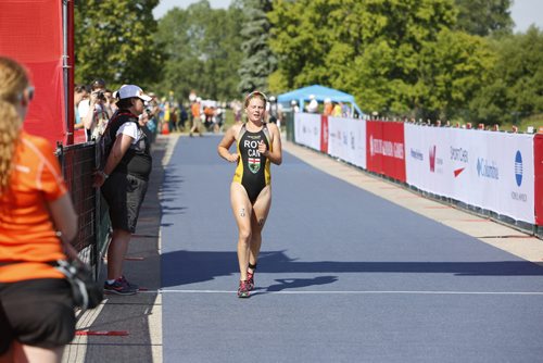 JUSTIN SAMANSKI-LANGILLE / WINNIPEG FREE PRESS
Manitoba's Kyla Roy crosses the finish line for a third place finish at Monday's women's triathlon at Birds Hill Park. B.C. athlete Desirae Ridenour finished first, with teammate Hannah Henry finishing second.
170731 - Monday, July 31, 2017.