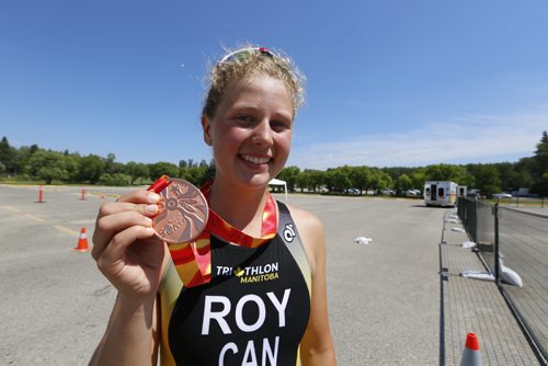 JUSTIN SAMANSKI-LANGILLE / WINNIPEG FREE PRESS
Team Manitoba trathlete Kayla Roy poses with her bronze medal Monday after the medal ceremony for the men's and women's triathlons at Birds Hill Park.
170731 - Monday, July 31, 2017.