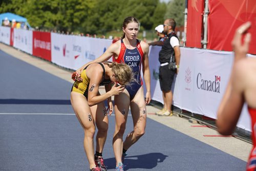 JUSTIN SAMANSKI-LANGILLE / WINNIPEG FREE PRESS
B.C. triathlete Desirae Ridenour helps an exhausted Kyla Roy Monday after crossing the finish line of the women's triathlon at Birds Hill Park.
170731 - Monday, July 31, 2017.