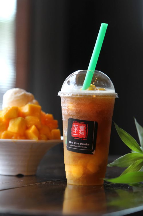 RUTH BONNEVILLE / WINNIPEG FREE PRESS

RESTO REVIEW - THE ONE DRINKS
Photos of Mango Green Tea Iceberg drink with Mango Fluffy for 3 - 4 people in bowl.  
For review of summer drinks.  

  
July 31,, 2017