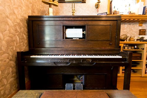 JUSTIN SAMANSKI-LANGILLE / WINNIPEG FREE PRESS
An upright player piano sits in Alan Turner's house, surrounded by 14 other player pianos and other automatic instruments. Turner is the president of the Automatic Musical Instruments Collectors Association.
170727 - Thursday, July 27, 2017.