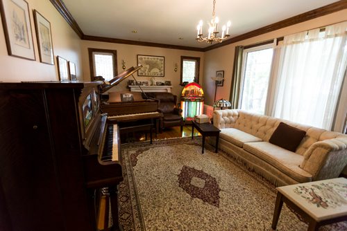 JUSTIN SAMANSKI-LANGILLE / WINNIPEG FREE PRESS
One room in Alan Turner's home features two upright player pianos, a baby grand player piano, a jukebox and a player piano with built in player violin.
170727 - Thursday, July 27, 2017.