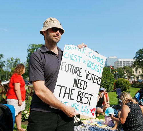 JUSTIN SAMANSKI-LANGILLE / WINNIPEG FREE PRESS
Michael Elves holds up a sign in front of the legislature building protesting Manitoba Government cuts to the Health Sciences Centre's Women's Hospital Lactation Consultant program.
170801 - Tuesday, August 01, 2017.