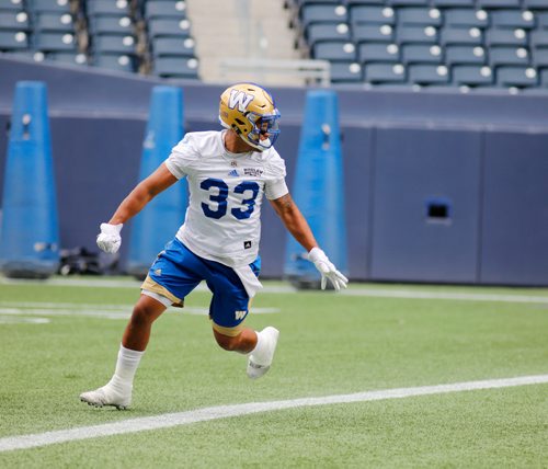 JUSTIN SAMANSKI-LANGILLE / WINNIPEG FREE PRESS
Bombers running back Andrew Harris runs to catch the ball during a drill at Wednesday's practice at Investor's Group Field.
170802 - Wednesday, August 02, 2017.
