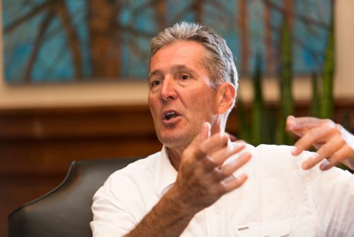 JUSTIN SAMANSKI-LANGILLE / WINNIPEG FREE PRESS
Manitoba Premier Brian Pallister talks with Free Press reporter Randy Turner in the Premier's office Tuesday.
170801 - Tuesday, August 01, 2017.