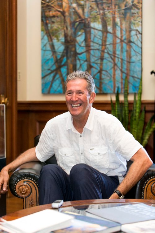 JUSTIN SAMANSKI-LANGILLE / WINNIPEG FREE PRESS
Manitoba Premier Brian Pallister talks with Free Press reporter Randy Turner in the Premier's office Tuesday.
170801 - Tuesday, August 01, 2017.