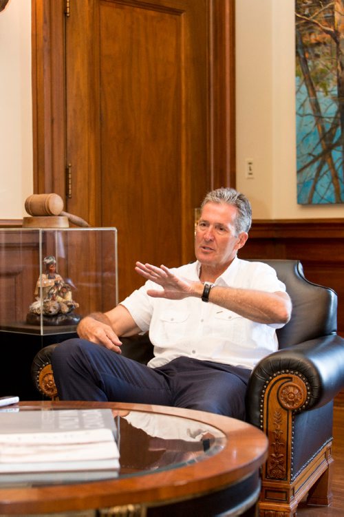 JUSTIN SAMANSKI-LANGILLE / WINNIPEG FREE PRESS
Manitoba Premier Brian Pallister talks with Free Press reporter Randy Turner in the Premier's office Tuesday.
170801 - Tuesday, August 01, 2017.