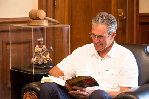 JUSTIN SAMANSKI-LANGILLE / WINNIPEG FREE PRESS
Manitoba Premier Brian Pallister talks with Free Press reporter Randy Turner in the Premier's office Tuesday.
170801 - Tuesday, August 01, 2017.