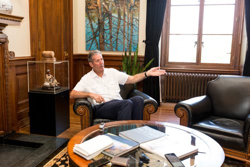 JUSTIN SAMANSKI-LANGILLE / WINNIPEG FREE PRESS
Manitoba Premier Brian Pallister talks with Free Press reporter Randy Turner in the Premier's office Tuesday.
170801 - Tuesday, August 01, 2017.