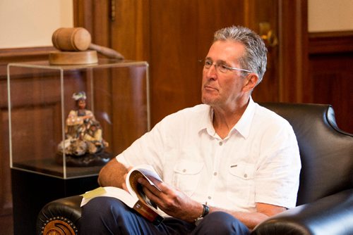 JUSTIN SAMANSKI-LANGILLE / WINNIPEG FREE PRESS
Manitoba Premier Brian Pallister talks with Free Press reporter Randy Turner in the Premier's office Tuesday.
170801 - Tuesday, August 01, 2017.