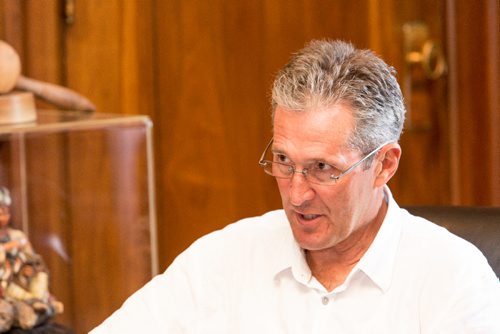 JUSTIN SAMANSKI-LANGILLE / WINNIPEG FREE PRESS
Manitoba Premier Brian Pallister talks with Free Press reporter Randy Turner in the Premier's office Tuesday.
170801 - Tuesday, August 01, 2017.