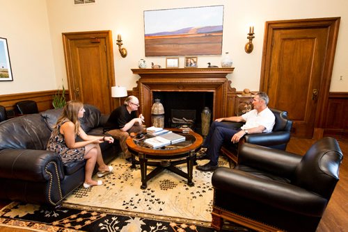 JUSTIN SAMANSKI-LANGILLE / WINNIPEG FREE PRESS
Manitoba Premier Brian Pallister talks with Free Press reporter Randy Turner in the Premier's office Tuesday.
170801 - Tuesday, August 01, 2017.