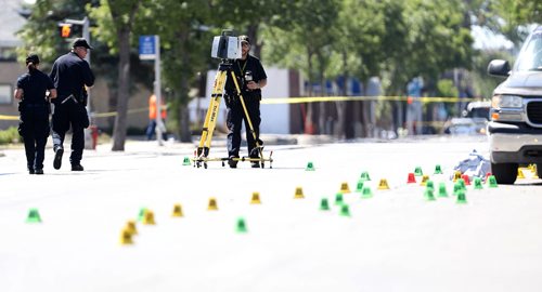 TREVOR HAGAN / WINNIPEG FREE PRES
Winnipeg Police investigating the scene of a fatal hit and run on Marion Street near Traverse Avenue, Thursday, August, 3, 2017.