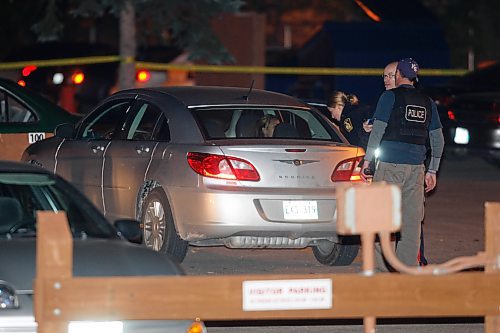 BORIS MINKEVICH / WINNIPEG FREE PRESS  080917 Police scene on River Road and Darwin.