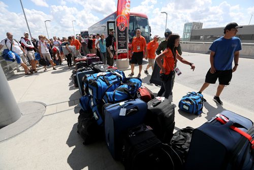 TREVOR HAGAN / WINNIPEG FREE PRESS
Athletes from Team Quebec depart at the airport after week one of the Canada Summer Games, Saturday, August, 5, 2017.