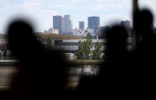 TREVOR HAGAN / WINNIPEG FREE PRESS
With downtown in the background, Team Quebec athletes depart the airport after week one of the Canada Summer Games, Saturday, August, 5, 2017.