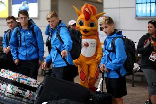 TREVOR HAGAN / WINNIPEG FREE PRESS
Team Alberta athletes arrive at the airport to begin week two of the Canada Summer Games, Saturday, August, 5, 2017.