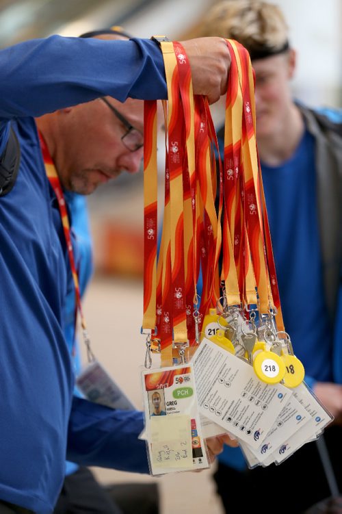TREVOR HAGAN / WINNIPEG FREE PRESS
Credentials are distributed to Team Alberta athletes as they arrive at the airport to begin week two of the Canada Summer Games, Saturday, August, 5, 2017.
