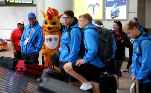 TREVOR HAGAN / WINNIPEG FREE PRESS
Niibin, the games mascot welomes Team Alberta athletes as they arrive at the airport to begin week two of the Canada Summer Games, Saturday, August, 5, 2017.