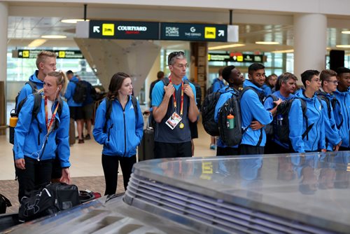 TREVOR HAGAN / WINNIPEG FREE PRESS
Team Alberta athletes arrive at the airport to begin week two of the Canada Summer Games, Saturday, August, 5, 2017.