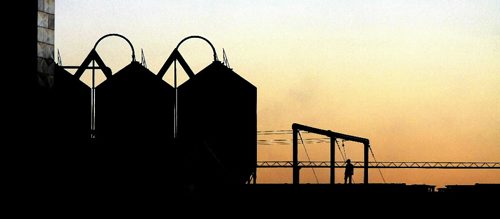 Brandon Sun An elevator worker was silhouetted against the setting sun at the Viterra Elevator norht of Forrest, Man., on Tuesday evening. FOR C1 HOLD (Bruce Bumstead/Brandon Sun)