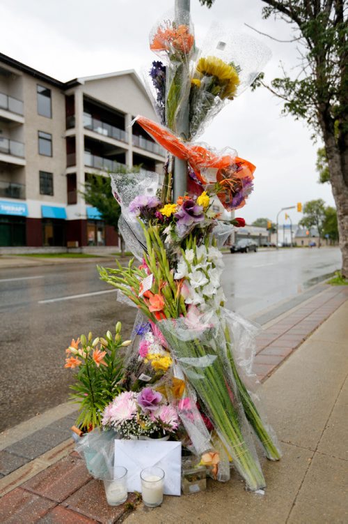 JUSTIN SAMANSKI-LANGILLE / WINNIPEG FREE PRESS
A flower memorial for Marlene Eusanio stands in front of 259 Marion St. Wednesday. Eusanio was killed in a hit and run on August 3. Her family requests that people donate flowers to the memorial in her memory.
170809 - Wednesday, August 09, 2017.