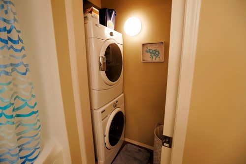 JUSTIN SAMANSKI-LANGILLE / WINNIPEG FREE PRESS
Apartment 502 at 330 Stradbrook features a full bathroom with washer and dryer off the living room. 
170809 - Wednesday, August 09, 2017.