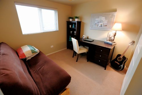JUSTIN SAMANSKI-LANGILLE / WINNIPEG FREE PRESS
Located off the living room, the second bedroom inside apartment 502 at 330 Stradbrook makes a great office or guest bedroom.
170809 - Wednesday, August 09, 2017.
