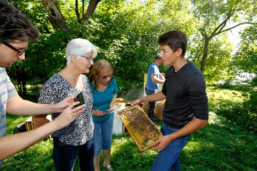 JUSTIN SAMANSKI-LANGILLE / WINNIPEG FREE PRESS
Lucas Smith talks to some curious onlookers Thursday on the grounds of the Marymound School about beekeeping and the role bees play in the ecosystem.
170810 - Thursday, August 10, 2017.