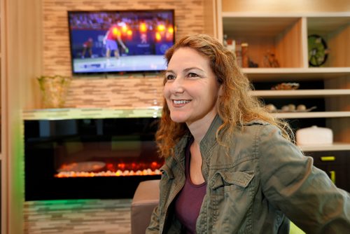 JUSTIN SAMANSKI-LANGILLE / WINNIPEG FREE PRESS
California-based doctor Jen Gunter poses Friday in her hotel lobby. Gunter is fighting medical quackery and pseudo-science in her spare time.
170811 - Friday, August 11, 2017.