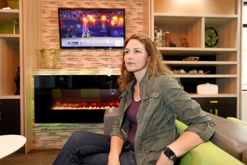 JUSTIN SAMANSKI-LANGILLE / WINNIPEG FREE PRESS
California-based doctor Jen Gunter poses Friday in her hotel lobby. Gunter is fighting medical quackery and pseudo-science in her spare time.
170811 - Friday, August 11, 2017.