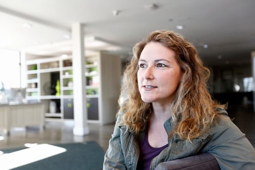 JUSTIN SAMANSKI-LANGILLE / WINNIPEG FREE PRESS
California-based doctor Jen Gunter speaks to the Free Press Friday in her hotel lobby. Gunter is fighting medical quackery and pseudo-science in her spare time.
170811 - Friday, August 11, 2017.